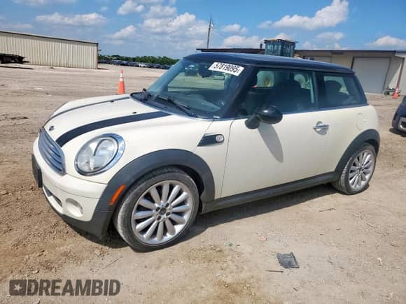 2010 MINI Hardtop с VIN WMWMF3C50ATZ61512, выставлен на аукционе Copart как лот 57819095 с пробегом 150 848 миль миль и Чистый • Clean title. История ставок и продаж доступна на DreamBid. Изображение 1.