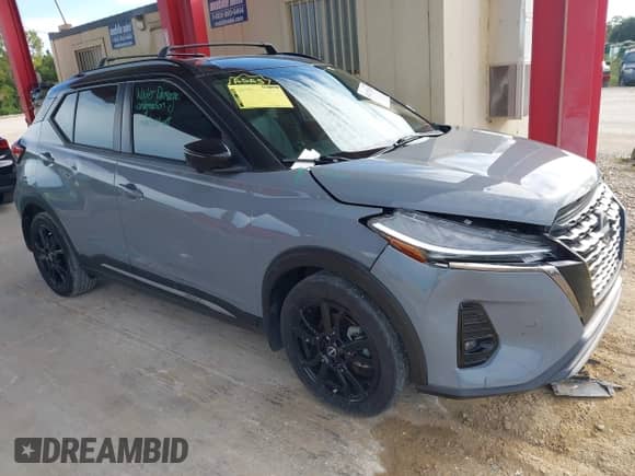 2023 Nissan Kicks SR z VIN 3N1CP5DV6PL521803, wystawiony jako IAAI lot #43279268 z przebiegiem 27 411 mil mil oraz . Historia ofert i sprzedaży dostępna na DreamBid. Obrazek 1.