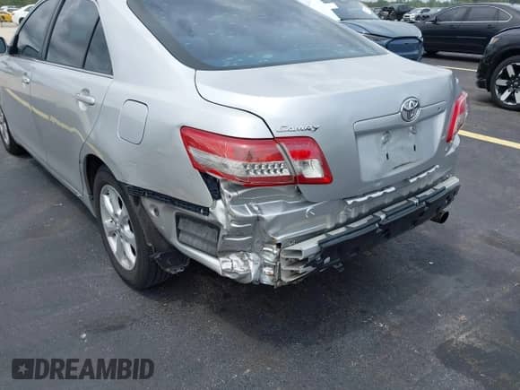 2011 Toyota Camry LE z VIN 4T1BF3EK4BU759714, wystawiony jako IAAI lot #43154042 z przebiegiem 133 653 mil mil oraz . Historia ofert i sprzedaży dostępna na DreamBid. Obrazek 6.