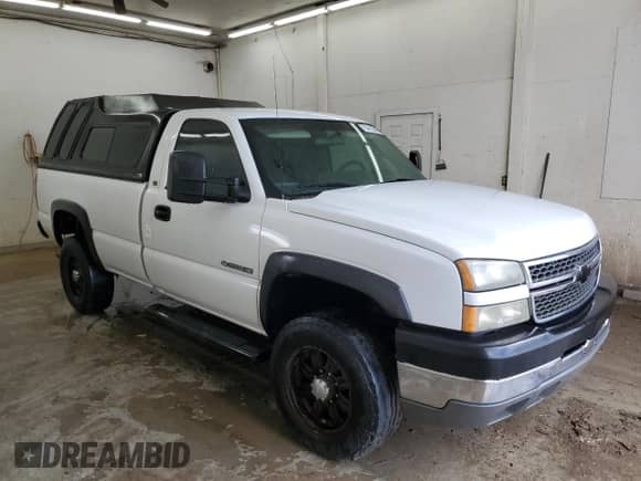 2005 Chevrolet Silverado 2500HD Work Truck with VIN 1GCHC24U55E304891, listed as a Copart auction lot 70416245 with 209,741 mi miles and Non repairable. Bid and sale history available at DreamBid. Image 4.