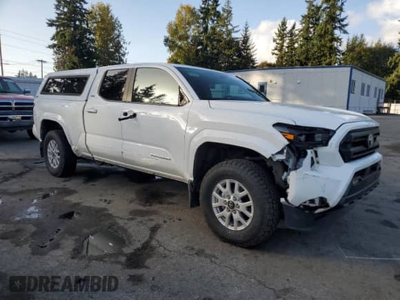 2024 Toyota Tacoma SR5 z VIN 3TYLB5JN5RT007412, wystawiony jako Copart lot #86193645 z przebiegiem 16 704 mil mil oraz Szkoda całkowita • Salvage title. Historia ofert i sprzedaży dostępna na DreamBid. Obrazek 4.