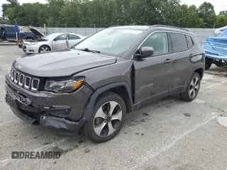2019 Jeep Compass Latitude z VIN 3C4NJDBBXKT654034, wystawiony jako Copart lot #70139215 z przebiegiem 56 683 mil mil oraz Szkoda całkowita • Salvage title. Historia ofert i sprzedaży dostępna na DreamBid. Obrazek 1.
