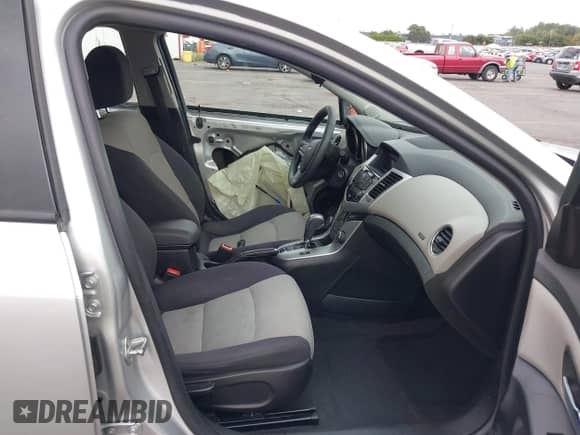 2015 Chevrolet Cruze LS z VIN 1G1PA5SG3F7129524, wystawiony jako IAAI lot #43002269 z przebiegiem 154 330 mil mil oraz . Historia ofert i sprzedaży dostępna na DreamBid. Obrazek 5.