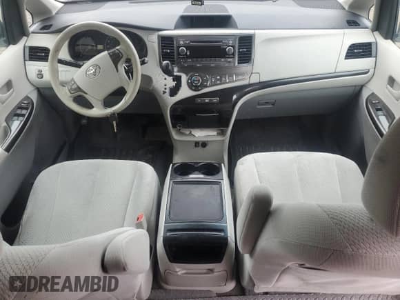 2013 Toyota Sienna LE AAS z VIN 5TDKK3DC1DS297906, wystawiony jako Copart lot #80861385 z przebiegiem 271 635 mil mil oraz Szkoda całkowita • Salvage title. Historia ofert i sprzedaży dostępna na DreamBid. Obrazek 8.