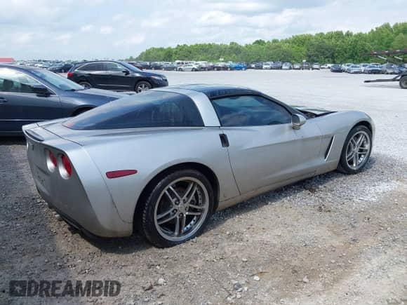 2006 Chevrolet Corvette с VIN 1G1YY26U065109029, выставлен на аукционе IAAI как лот 42318287 с пробегом Не указан миль и . История ставок и продаж доступна на DreamBid. Изображение 4.