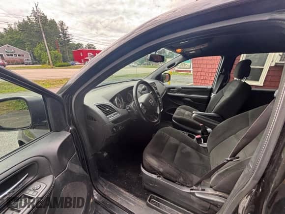 2015 Dodge Grand Caravan SE z VIN 2C4RDGBG5FR669264, wystawiony jako Copart lot #68374985 z przebiegiem 139 947 mil mil oraz Czysty tytuł • Clean title. Historia ofert i sprzedaży dostępna na DreamBid. Obrazek 5.