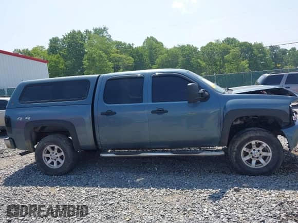 2007 Chevrolet Silverado 1500 1LT z VIN 2GCEK13M971728449, wystawiony jako IAAI lot #42418344 z przebiegiem 221 004 mil mil oraz . Historia ofert i sprzedaży dostępna na DreamBid. Obrazek 13.