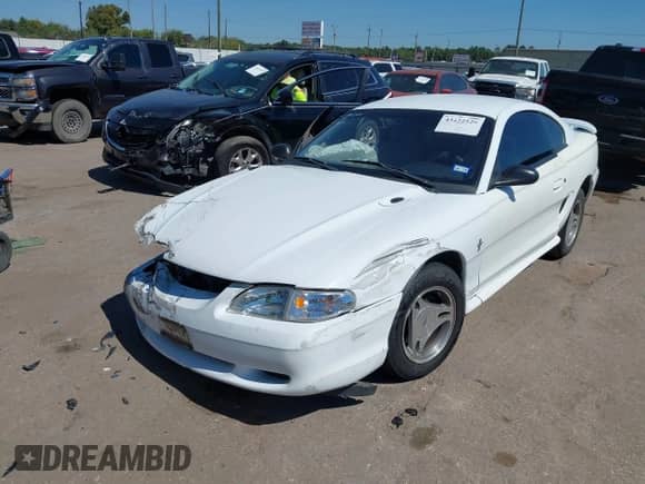 1998 Ford Mustang z VIN 1FAFP4046WF101622, wystawiony jako IAAI lot #43422529 z przebiegiem 31 736 mil mil oraz . Historia ofert i sprzedaży dostępna na DreamBid. Obrazek 2.