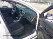 2014 Chevrolet Cruze 1LT z VIN 1G1PC5SB8E7297057, wystawiony jako IAAI lot #43383534 z przebiegiem 196 127 mil mil oraz . Historia ofert i sprzedaży dostępna na DreamBid. Obrazek 5.