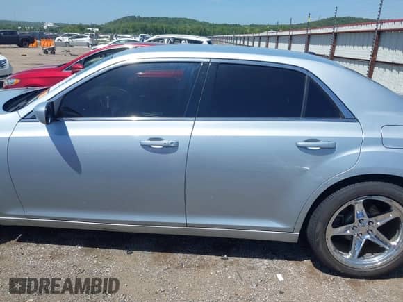 2013 Chrysler 300 с VIN 2C3CCAAG7DH613230, выставлен на аукционе IAAI как лот 42794743 с пробегом 63 034 миль миль и . История ставок и продаж доступна на DreamBid. Изображение 15.