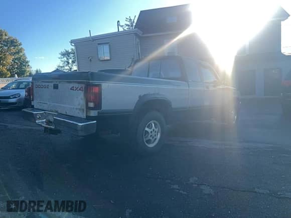 1996 Dodge Dakota with VIN 1B7GG23Y4TS578618, listed as a Copart auction lot 91105385 with 133,794 mi miles and Clean title. Bid and sale history available at DreamBid. Image 4.