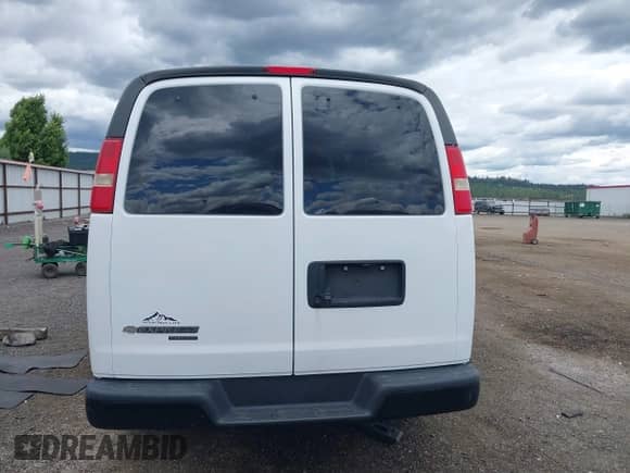 2014 Chevrolet Express Passenger LS with VIN 1GAWGPFG0E1172736, listed as a IAAI auction lot 42607900 with 71,199 mi miles and . Bid and sale history available at DreamBid. Image 17.