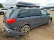 2010 Toyota Sienna LE с VIN 5TDKK4CC5AS343448, выставлен на аукционе Copart как лот 81763345 с пробегом 166 379 миль миль и Списание • Salvage title. История ставок и продаж доступна на DreamBid. Изображение 3.