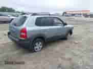 2007 Hyundai Tucson SE z VIN KM8JN72D77U588282, wystawiony jako IAAI lot #42431578 z przebiegiem 241 975 mil mil oraz . Historia ofert i sprzedaży dostępna na DreamBid. Obrazek 4.