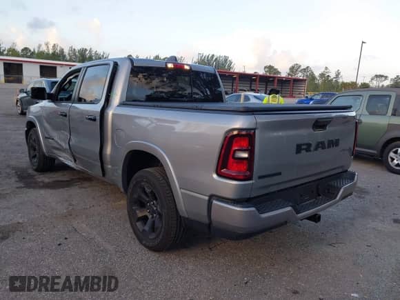 2025 Ram 1500 Big Horn z VIN 1C6RREFG9SN527515, wystawiony jako IAAI lot #41952115 z przebiegiem 8 009 mil mil oraz . Historia ofert i sprzedaży dostępna na DreamBid. Obrazek 3.