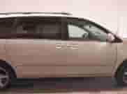 2005 Toyota Sienna XLE z VIN 5TDZA22C85S344056, wystawiony jako IAAI lot #42893969 z przebiegiem 152 668 mil mil oraz . Historia ofert i sprzedaży dostępna na DreamBid. Obrazek 14.