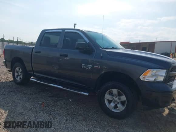 2018 Ram 1500 Express z VIN 1C6RR7KT0JS276527, wystawiony jako IAAI lot #41967968 z przebiegiem 200 964 mil mil oraz . Historia ofert i sprzedaży dostępna na DreamBid. Obrazek 13.