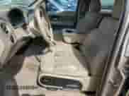 2006 Ford F-150 XLT z VIN 1FTPW12V26KD86798, wystawiony jako Copart lot #87116635 z przebiegiem 198 629 mil mil oraz Czysty tytuł • Clean title. Historia ofert i sprzedaży dostępna na DreamBid. Obrazek 7.