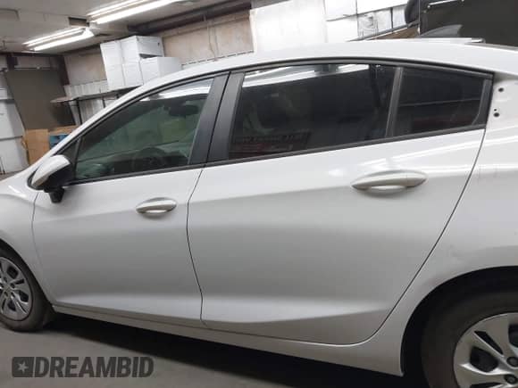2019 Chevrolet Cruze z VIN 1G1BJ5SM9K7102807, wystawiony jako IAAI lot #42381879 z przebiegiem 124 787 mil mil oraz . Historia ofert i sprzedaży dostępna na DreamBid. Obrazek 15.
