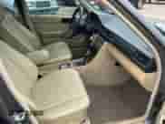 1989 Mercedes-Benz 300 E with VIN WDBEA30D2KB022367, listed as a Copart auction lot 60087495 with 76,930 mi miles and Clean title. Bid and sale history available at DreamBid. Image 5.