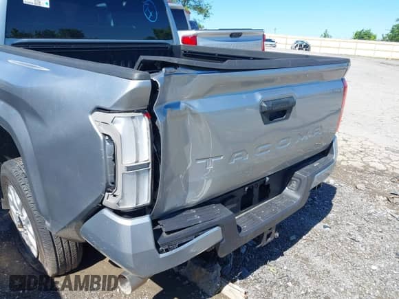 2024 Toyota Tacoma SR5 z VIN 3TMKB5FN2RM000305, wystawiony jako IAAI lot #42108145 z przebiegiem Nie podano mil oraz . Historia ofert i sprzedaży dostępna na DreamBid. Obrazek 13.