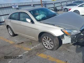 2014 Chrysler 200 Touring z VIN 1C3CCBBB4EN119926, wystawiony jako IAAI lot #42535046 z przebiegiem 180 371 mil mil oraz . Historia ofert i sprzedaży dostępna na DreamBid. Obrazek 1.