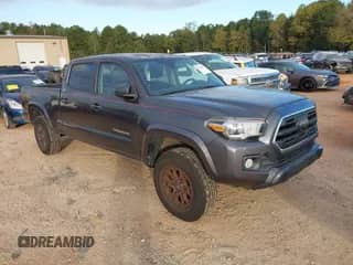 2018 Toyota Tacoma SR5 с VIN 3TMBZ5DN8JM012798, выставлен на аукционе IAAI как лот 43398676 с пробегом 65 709 миль миль и . История ставок и продаж доступна на DreamBid. Изображение 1.