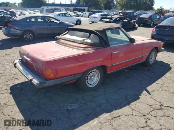 1985 Mercedes-Benz SL z VIN WDBBA45C9FA017476, wystawiony jako Copart lot #74177774 z przebiegiem 135 805 mil mil oraz Szkoda całkowita • Salvage title. Historia ofert i sprzedaży dostępna na DreamBid. Obrazek 3.