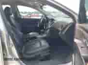 2011 Chevrolet Cruze 2LT z VIN 1G1PG5S92B7297066, wystawiony jako IAAI lot #42927051 z przebiegiem 115 637 mil mil oraz . Historia ofert i sprzedaży dostępna na DreamBid. Obrazek 5.