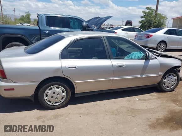 1997 Honda Accord Value с VIN 1HGCD568XVA186788, выставлен на аукционе IAAI как лот 42591510 с пробегом 155 802 миль миль и . История ставок и продаж доступна на DreamBid. Изображение 12.
