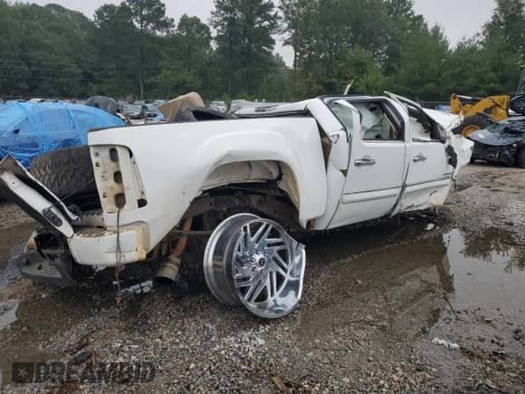 2010 GMC Sierra 1500 Denali z VIN 3GTRKXE29AG122910, wystawiony jako Copart lot #72068604 z przebiegiem 112 571 mil mil oraz Szkoda całkowita • Salvage title. Historia ofert i sprzedaży dostępna na DreamBid. Obrazek 3.