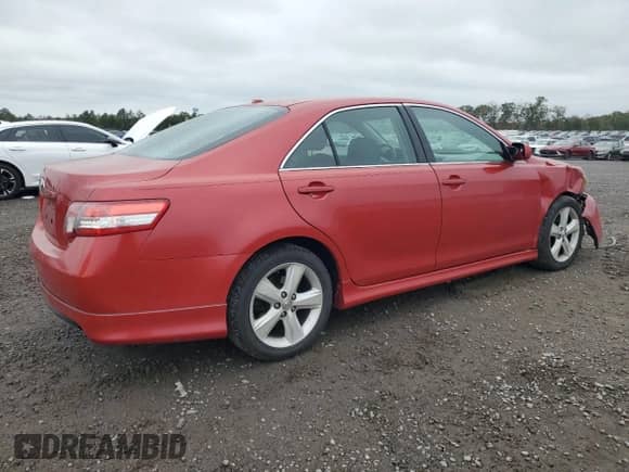 2010 Toyota Camry SE z VIN 4T1BF3EKXAU089715, wystawiony jako Copart lot #82395435 z przebiegiem 178 255 mil mil oraz Szkoda całkowita • Salvage title. Historia ofert i sprzedaży dostępna na DreamBid. Obrazek 3.