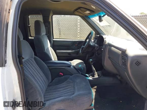 2000 Chevrolet S-10 LS with VIN 1GCCS1950Y8264117, listed as a IAAI auction lot 42452445 with 280,203 mi miles and . Bid and sale history available at DreamBid. Image 5.
