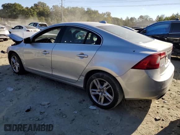 2015 Volvo S60 T5 Platinum с VIN YV1612TM8F1357277, выставлен на аукционе Copart как лот 74011524 с пробегом 142 092 миль миль и На запчасти • Non repairable. История ставок и продаж доступна на DreamBid. Изображение 2.