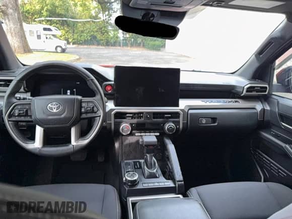 2024 Toyota Tacoma SR5 z VIN 3TYLB5JN6RT023926, wystawiony jako Copart lot #90130065 z przebiegiem 35 061 mil mil oraz Szkoda całkowita • Salvage title. Historia ofert i sprzedaży dostępna na DreamBid. Obrazek 9.