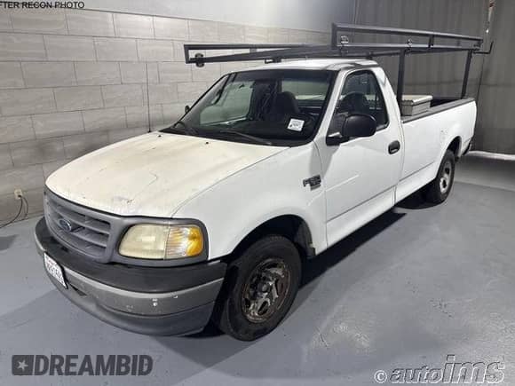 2001 Ford F-150 XL z VIN 1FTRF17W61KA53619, wystawiony jako IAAI lot #43578589 z przebiegiem 295 829 mil mil oraz . Historia ofert i sprzedaży dostępna na DreamBid. Obrazek 1.