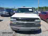 1999 Chevrolet Silverado 1500 LS z VIN 1GCEK19T8XE187729, wystawiony jako IAAI lot #43120618 z przebiegiem 308 974 mil mil oraz . Historia ofert i sprzedaży dostępna na DreamBid. Obrazek 6.