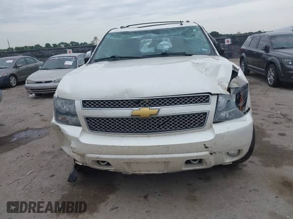 2013 Chevrolet Suburban LTZ z VIN 1GNSCKE00DR209381, wystawiony jako IAAI lot #42469271 z przebiegiem Nie podano mil oraz . Historia ofert i sprzedaży dostępna na DreamBid. Obrazek 12.