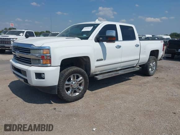 2015 Chevrolet Silverado 2500HD High Country z VIN 1GC1KXE8XFF592342, wystawiony jako IAAI lot #43199637 z przebiegiem 239 985 mil mil oraz . Historia ofert i sprzedaży dostępna na DreamBid. Obrazek 17.