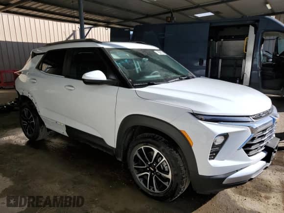 2025 Chevrolet TrailBlazer LT with VIN KL79MRSLXSB190661, listed as a Copart auction lot 85132295 with 9,945 mi miles and Clean title. Bid and sale history available at DreamBid. Image 4.