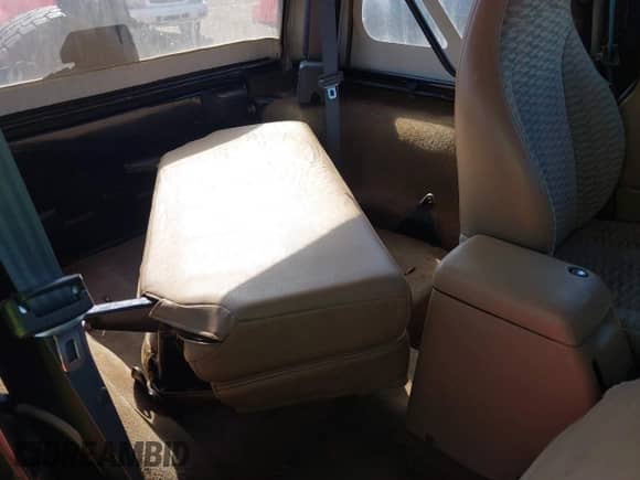 2000 Jeep Wrangler SE with VIN 1J4FA29P4YP773084, listed as a IAAI auction lot 43228933 with 114,188 mi miles and . Bid and sale history available at DreamBid. Image 8.