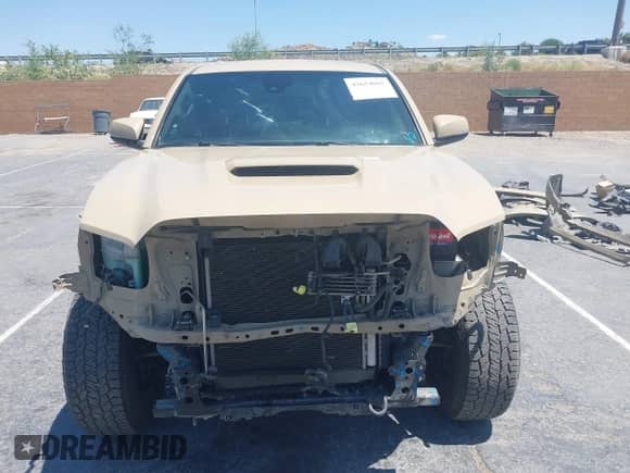 2020 Toyota Tacoma SR5 z VIN 3TMBZ5DN9LM025403, wystawiony jako IAAI lot #42654685 z przebiegiem 154 392 mil mil oraz . Historia ofert i sprzedaży dostępna na DreamBid. Obrazek 6.