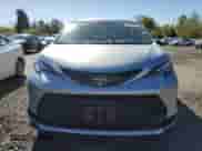 2023 Toyota Sienna LE z VIN 5TDKSKFC4PS077574, wystawiony jako Copart lot #53733535 z przebiegiem 16 612 mil mil oraz Szkoda całkowita • Salvage title. Historia ofert i sprzedaży dostępna na DreamBid. Obrazek 5.