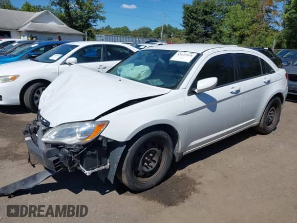 2014 Chrysler 200 LX с VIN 1C3CCBAB3EN205066, выставлен на аукционе IAAI как лот 43123524 с пробегом 195 945 миль миль и . История ставок и продаж доступна на DreamBid. Изображение 2.