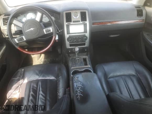 2008 Chrysler 300 C Hemi с VIN 2C3LA63H78H211061, выставлен на аукционе Copart как лот 71442965 с пробегом 212 054 миль миль и Списание • Salvage title. История ставок и продаж доступна на DreamBid. Изображение 8.