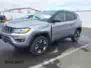 2018 Jeep Compass Trailhawk z VIN 3C4NJDDB7JT419375, wystawiony jako IAAI lot #43213951 z przebiegiem 60 692 mil mil oraz . Historia ofert i sprzedaży dostępna na DreamBid. Obrazek 2.