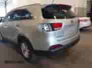 2017 Kia Sorento LX z VIN 5XYPG4A38HG215755, wystawiony jako IAAI lot #42440731 z przebiegiem 88 520 mil mil oraz . Historia ofert i sprzedaży dostępna na DreamBid. Obrazek 19.