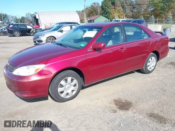 2003 Toyota Camry LE z VIN 4T1BE32K93U193977, wystawiony jako IAAI lot #43391387 z przebiegiem 84 896 mil mil oraz . Historia ofert i sprzedaży dostępna na DreamBid. Obrazek 2.