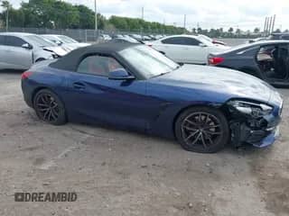 2021 BMW Z4 sDrive30i z VIN WBAHF3C05MWX11773, wystawiony jako IAAI lot #41358869 z przebiegiem 16 373 mil mil oraz . Historia ofert i sprzedaży dostępna na DreamBid. Obrazek 1.