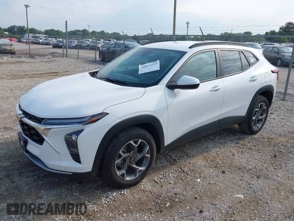 2024 Chevrolet Trax LT с VIN KL77LHE23RC174457, выставлен на аукционе IAAI как лот 42827272 с пробегом 10 449 миль миль и . История ставок и продаж доступна на DreamBid. Изображение 2.